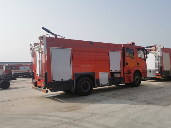 豪沃8噸泡沫消防車