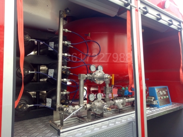 豪沃7噸干粉泡沫聯用消防車