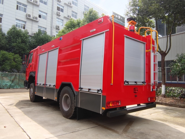 四驅豪沃5.5噸水罐消防車